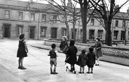 "Loudoun Square East, Cardiff,1950" Terraced Houses, Lord Marquis Of Bute, Docks, Lodgers, Butetown [CPM Nostalgia Card] - Groepen Kinderen En Familie