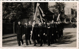 * T2 1942 Levente Katonák Felvonulása Zászlókkal. Photo - Ohne Zuordnung