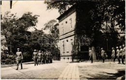 ** T3 Magyar Katonák A Laktanya Udvarán / Hungarian Military Barrack, Soldiers. Photo (EB) - Zonder Classificatie