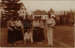 ** T2/T3 Teniszezők Katonával / Tennis Players With Soldier, Sport Photo (gyűrődés / Crease) - Ohne Zuordnung