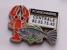 A164 Pin's Poisson Poissonnerie Centrale 13 Rue Du Quartier Thionville Moselle Homard écrevisse Achat Immédiat - Steden
