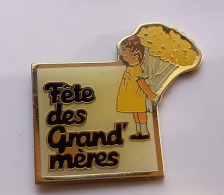 A175 Pin's Fête Des Grand'mères Bouquet De Fleurs Achat Immédiat - Autres & Non Classés