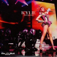 KYLIE MINOGUE  - CD PROMO MAIL ON SUNDAY - POCHETTE CARTON - KYLIE PERFORMANCE - 15 TRACKS LIVE IN NEWYORK AND DSTUDIO - Autres - Musique Anglaise