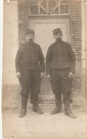 Carte Photo  Deux Soldats Français En Uniforme Devant Porte De Maison - Oorlog 1914-18