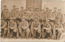 Carte Photo  Groupe De Soldats Français Du 151 éme En Uniforme Et Fusils , écrite Au Dos - Oorlog 1914-18