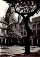 CAEN      ( CALVADOS )     L ' ABBAYE AUX HOMMES . EGLISE SAINT-ETIENNE . COUR ET CLOITRE - Thouars