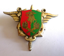 INSIGNE SERVICE DES ESSENCES DES ARMEES - DRAGO PARIS - 1 Patte De Fixation Cassée - Boulon De L' écu Non Conforme - Esercito