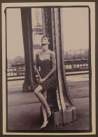 Carte Postale - Springtime In Paris (jeune Femme Devant La Tour Eiffel) Photo : Steen Sundland - Autres & Non Classés