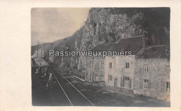 CARTE PHOTO ALLEMANDE MARCHE LES DAMES 1918  RUE ??  CONVOI ?? FERROVIAIRE - Namur