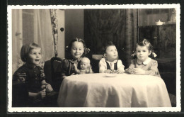 Foto-AK Mädchen Bei Tisch Mit Puppe  - Usados