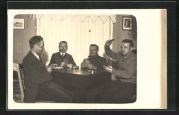 Foto-AK Herrenrunde Beim Kartenspiel  - Spielkarten