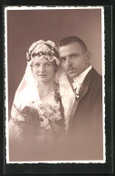 Foto-AK Portrait Eines Jungen Brautpaares Mit Schleier Und Brautstrauss, 1928  - Hochzeiten