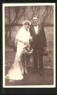 Foto-AK Junges Hochzeitspaar Vor Steinwand, 1929  - Marriages