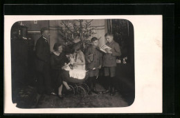 AK Mädchen Freut Sich Unter Dem Weihnachtsbaum über Den Puppen-Kinderwagen  - Other & Unclassified