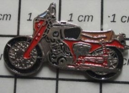 1920  Pin's Pins / Beau Et Rare / MOTOS / MOTO ROUTIERE ANNEES 60/70 ROUGE ET NOIRE - Moto