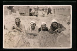 Foto-AK Familie Posiert Im Sand  - Fashion