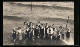 Foto-AK Familie In Badesachen Im Wasser  - Mode