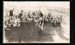 Foto-AK Gruppenfoto Im Meer, Handstand Unterwasser  - Moda