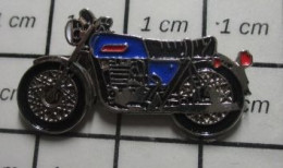 1920  Pin's Pins / Beau Et Rare / MOTOS / MOTO ROUTIERE ANNEES 60/70 BLEUE ET NOIRE - Motorfietsen