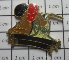 1920 Pin's Pins / Beau Et Rare / THEME : POMPIERS /  SAPEURS POMPIERS POMPE A BRAS ET CASQUE DEBUT 19e S - Brandweerman