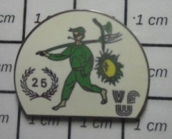 1920 Pin's Pins / Beau Et Rare / MARQUES / VFW PAYSAN OU JARDINIER EN SALOPETTE VERTE TOURNESOL Pas Tryphon - Trademarks