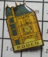 2120  Pin's Pins / Beau Et Rare / VILLES / Le Gros-Horloge Est L'un Des Monuments Emblématiques De La Ville De Rouen - Ciudades