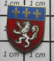 2120  Pin's Pins / Beau Et Rare / VILLES / BLASON ECUSSON ARMOIRIES A IDENTIFIER LION BLANC - Città