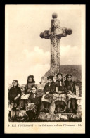 29 - ILE D'OUESSANT - LE CALVAIRE ET LES ENFANTS D'OUESSANT - Ouessant