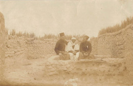 CPA ALGERIE / CARTE PHOTO / PRISONNIER ARABE AVEC DES MILITAIRES FRANCAIS / Lire Verso - Sonstige & Ohne Zuordnung