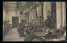 Foto-AK Werkshalle Mit Zwei Fabrikarbeitern  - Industrie