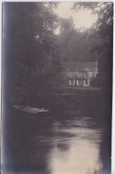 27 DANS L'EURE - CARTE-PHOTO A IDENTIFIER -  BARQUE DEVANT UNE RESIDENCE ET LES RUINES DUN CHATEAU - To Identify