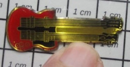 2120 Pin's Pins / Rare Et De Belle Qualité / MUSIQUE / INSTRUMENT A CORDES GUITARE ELECTRIQUE DOUBLE MANCHE ROUGE - Musik