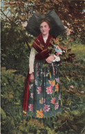 FANTAISIES - Une Fille Cueillant Des Fleurs Dans Le Jardin - Colorisé - Carte Postale Ancienne - Femmes