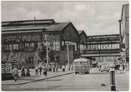 Berlin: BÜSSING AUTOBUS, 2 OLDTIMER AUTO'S  - Bahnhof Friedrichstraße  - (DDR) - Voitures De Tourisme