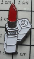 2120 Pin's Pins / Beau Et Rare / MARQUES / VICHY SON ROUGE A LEVRES - Trademarks