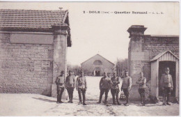 MILITARIA - CASERNE DE DOLE - QUARTIER BERNARD - MILITAIRE AU POSTE DE GARDE - Casernes