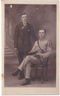 MILITARIA - CARTE-PHOTO MILITAIRE DE POITIERS AVEC SON FRERE ? EN CIVIL - PHOTOGRAPHE V. BELEBEAU - Zu Identifizieren