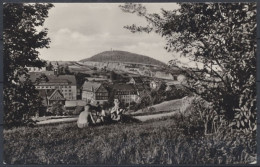 Altenberg I. Erzgeb., 3 Kinder Auf Der Wiese, Blick Auf Den Ort Und Zum Geisingberg - Autres & Non Classés