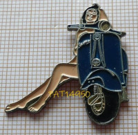 PAT14950 SCOOTER VESPA BLEU  PIN-UP - Motorfietsen