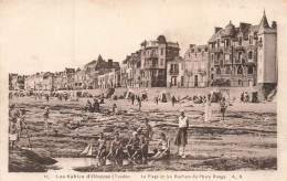 FRANCE - Les Sables D'Olonne (Vendée) - Vue Sur La Plage Et Les Rochers Du Phare Rouge - Animé - Carte Postale Ancienne - Sables D'Olonne