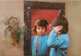 Enfants - Image - Scènes Et Paysages - Enfant Qui Se Coiffe - CPM - Voir Scans Recto-Verso - Scene & Paesaggi