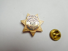 Superbe Pin's , Police US , Trooper , Highway Patrol , étoile De Shérif - Politie