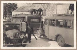 CARTE PHOTO AUTOBUS AUTOCAR - GROS PLAN 2 AUTOBUS CHEMINS DE FER PLM Dans ALPES VILLAGE ? ANIMATION - Buses & Coaches