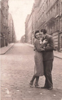 COUPLE - Couple S'enlaçant Dans La Rue - Rue - Tailleur - Carte Postale Ancienne - Paare