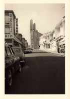 Royan * Rue De La Ville , Commerce Droguerie Ménage Et église * Automobiles * Magasin * Photo 1959 12.5x9cm - Royan