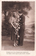 COUPLE - Profitons De La Vie, Aimons Nous Tendrement - Regard Amoureux - Bouquet De Fleurs - Carte Postale Ancienne - Koppels