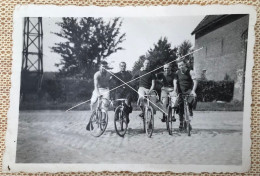 Portrait D’un Groupe D’amis Cyclistes Photo Snapshot Daté 1942 Vélo - Ciclismo