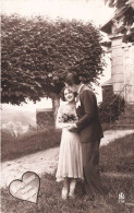 COUPLE - Tu Es Tout Mon Amour - Bisou Sur Le Front - Bouquet De Fleurs - Jeune Couple - Carte Postale Ancienne - Koppels