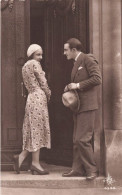 COUPLE - Couple Devant Une Porte - Chapeau - Costume - Rencontre - Carte Postale Ancienne - Parejas