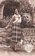 FANTAISIE - Mon Amour Pour Toi Est éternel - Femme Dans Un Jardin - Muret - Jupe à Carreaux  - Carte Postale Ancienne - Vrouwen